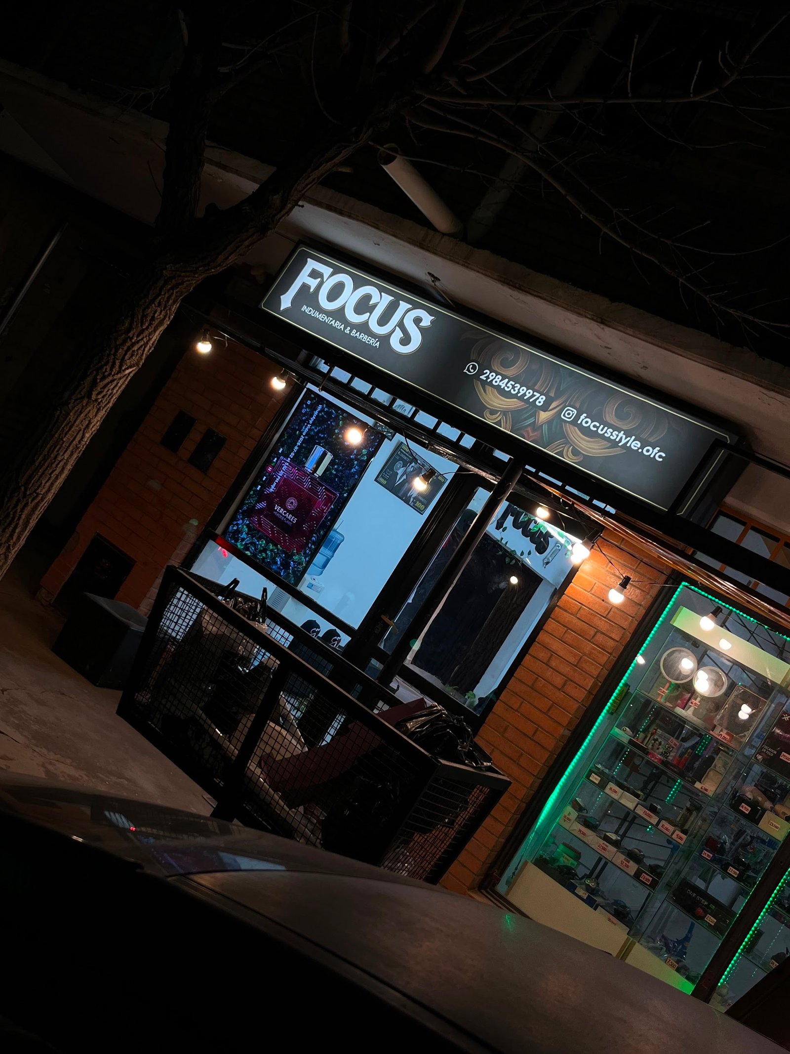 Frente del local de FOCUS Barbería & Indumentaria en General Fernández Oro